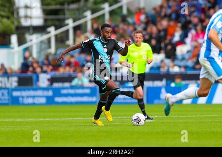 John Smith's Stadium, Huddersfield, England - 12. August 2023 Ricardo Pereira (21) von Leicester City auf dem Ball - während des Spiels Huddersfield Town gegen Leicester City, Sky Bet Championship, 2023/24, John Smith's Stadium, Huddersfield, England - 12. August 2023 Kredit: Mathew Marsden/WhiteRosePhotos/Alamy Live News Stockfoto