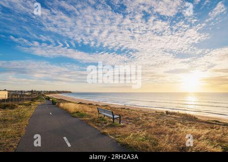 Fahrradweg mit Meerblick am Christies Beach bei Sonnenuntergang, Südaustralien Stockfoto