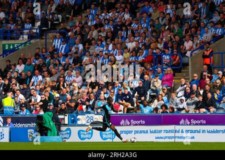 John Smith's Stadium, Huddersfield, England - 12. August 2023 Stephy Mavididi (10) von Leicester City auf dem Ball, während die Fans von Huddersfield Town beim Spiel Huddersfield Town gegen Leicester City, Sky Bet Championship, 2023/24, John Smith's Stadium, Huddersfield, England - 12. August 2023 Kredit: Mathew Marsden/WhiteRosePhotos/Alamy Live News Stockfoto