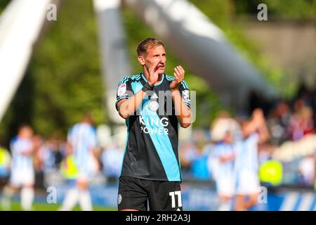 John Smith's Stadium, Huddersfield, England - 12. August 2023 Marc Albrighton (11) von Leicester City applaudiert den Leicester City Fans - während des Spiels Huddersfield Town gegen Leicester City, Sky Bet Championship, 2023/24, John Smith's Stadium, Huddersfield, England - 12. August 2023 Kredit: Mathew Marsden/WhiteRosePhotos/Alamy Live News Stockfoto