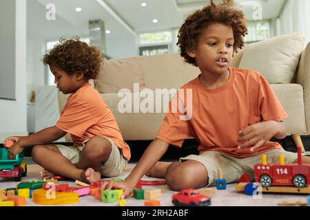 Brüder, die zu Hause mit Spielzeug spielen Stockfoto