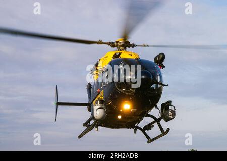 Metropolitan Police Hubschrauber Eurocopter EC145 G-MPSC landet. Bewegen. Auge in den Himmel. Suchscheinwerfer Stockfoto