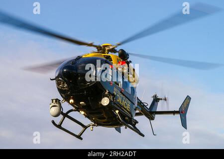 Metropolitan Police Hubschrauber Eurocopter EC145 G-MPSC landet. Bewegen. Auge in den Himmel. Suchscheinwerfer Stockfoto