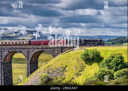 Das Bild zeigt die Dampfeisenbahn der British Railways, Black 5 MT, 4-6-0, 44932, die über das ikonische Viadukt Ribblehead in den North Yorkshire Dales fährt Stockfoto