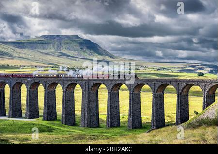 Das Bild zeigt die Dampfeisenbahn der British Railways, Black 5 MT, 4-6-0, 44932, die über das ikonische Viadukt Ribblehead in den North Yorkshire Dales fährt Stockfoto