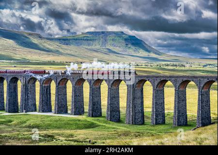 Das Bild zeigt die Dampfeisenbahn der British Railways, Black 5 MT, 4-6-0, 44932, die über das ikonische Viadukt Ribblehead in den North Yorkshire Dales fährt Stockfoto