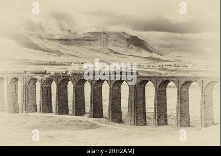 Das Bild zeigt die Dampfeisenbahn der British Railways, Black 5 MT, 4-6-0, 44932, die über das ikonische Viadukt Ribblehead in den North Yorkshire Dales fährt Stockfoto