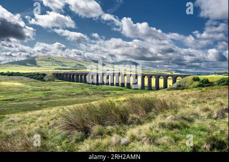 Das Bild zeigt die Dampfeisenbahn der British Railways, Black 5 MT, 4-6-0, 44932, die über das ikonische Viadukt Ribblehead in den North Yorkshire Dales fährt Stockfoto