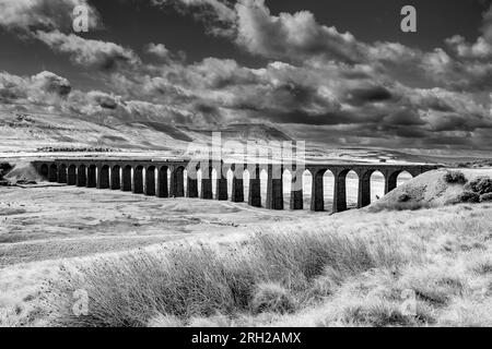 Das Bild zeigt die Dampfeisenbahn der British Railways, Black 5 MT, 4-6-0, 44932, die über das ikonische Viadukt Ribblehead in den North Yorkshire Dales fährt Stockfoto