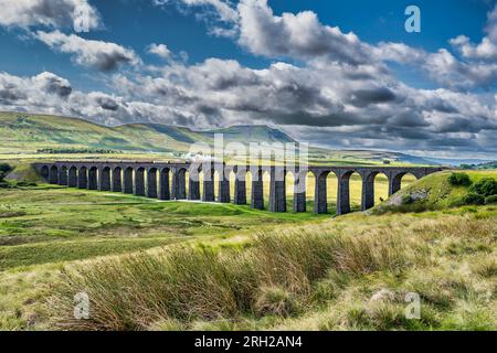 Das Bild zeigt die Dampfeisenbahn der British Railways, Black 5 MT, 4-6-0, 44932, die über das ikonische Viadukt Ribblehead in den North Yorkshire Dales fährt Stockfoto