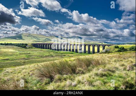 Das Bild zeigt die Dampfeisenbahn der British Railways, Black 5 MT, 4-6-0, 44932, die über das ikonische Viadukt Ribblehead in den North Yorkshire Dales fährt Stockfoto