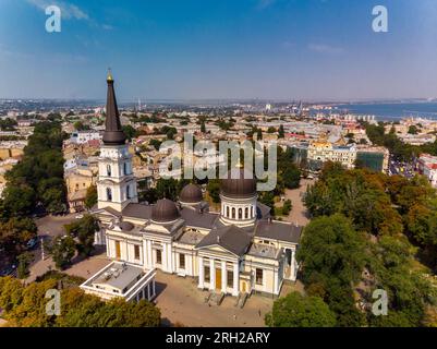 Blick auf die Transfigurationskathedrale in Odessa vor dem Eintreffen einer russischen Rakete. Wunderschöner Blick von oben auf die zentrale Kathedrale in Odessa. Die Kathedrale davor Stockfoto