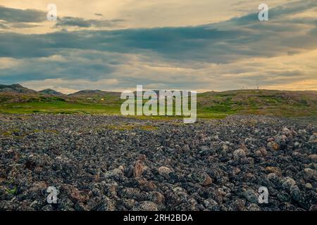 Strand 'Dracheneier' am Ufer der Barentssee. Nachbarschaft des nördlichen Fischerdorfs Teriberka. Stockfoto