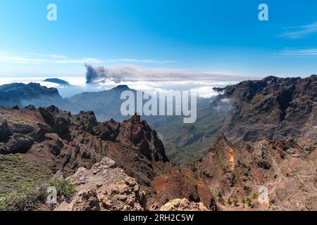 Panoramablick auf Cumbre vieja von der Caldera de Taburiente. Vulkanrauch über den Wolken. La Palma. Kanarische Inseln Stockfoto