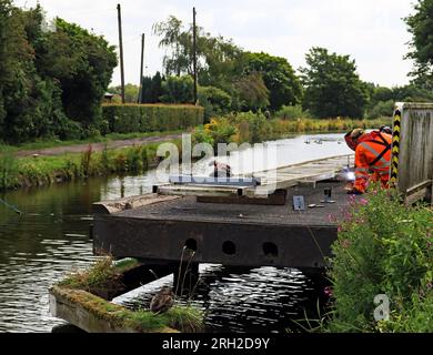 Reparaturarbeiten, das Schweißen neuer Füße an einer korrodierten Schiene, werden zur Crabtree Lane Drehbrücke am Leeds und Liverpool Kanal bei Burscough fortgesetzt Stockfoto