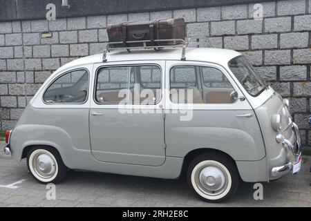 Seitenansicht des grauen Fiat 600D Multipla auf der holländischen Automesse in Lelystad, Niederlande - Juni 18 2023 Stockfoto