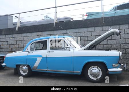 Blauweißes GAZ M21 Volga-Auto am alten Tag in der niederländischen Stadt Lelystad, Niederlande - 18 2023. Juni Stockfoto