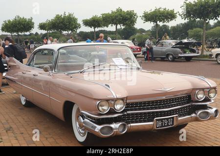 rosafarbener klassischer Cadillac Sedan De Ville auf der Straße auf der holländischen Automesse in Lelystad, Niederlande - 18 2023. Juni Stockfoto