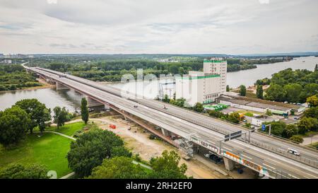 Wiesbaden, Deutschland. 14. Aug. 2023. Nach der symbolischen Öffnung der Schiersteinbrücke für den Verkehr werden die abschließenden Arbeiten für die geplante Öffnung für den Verkehr am 14. August 2023 durchgeführt. Mit der symbolischen Verkehrsöffnung der Schiersteiner-Brücke auf der Autobahn 643 wurde ein großer Teil der sechsspurigen Erweiterung zwischen der Kreuzung Mainz-Mombach und der Kreuzung Wiesbaden fertiggestellt. Der Verkehr beginnt voraussichtlich am Montag, den 14. August. Kredit: Andreas Arnold/dpa/Alamy Live News Stockfoto