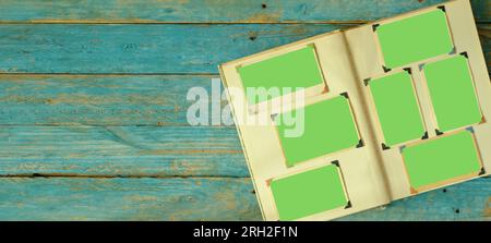 Vintage-Buch oder Fotoalbum mit leeren Bilderrahmen, Fotoecken und kostenlosem Kopierplatz Stockfoto