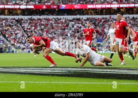 LONDON, Großbritannien - 12. August 2023: Tomos Williams aus Wales gewinnt trotz der Aufmerksamkeit von Ben Youngs aus England während der Summer Nations Series Int Stockfoto