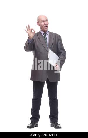 Im vollen Wachstum. Leitender Geschäftsmann mit Klemmbrett. Isoliert auf weißem Hintergrund. Stockfoto