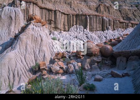 Faszinierende Formationen, bekannt als Kanonenkugelkonkretionen in der Nordeinheit des Theodore Roosevelt National Park Stockfoto