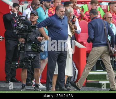 Ange Postecoglou Cheftrainer von Tottenham Hotspur sieht zu, dass es eine Verzögerung beim Anstoß während des Premier League-Spiels Brentford gegen Tottenham Hotspur im Brentford Community Stadium, London, Großbritannien, 13. August 2023 gibt (Foto von Mark Cosgrove/News Images) Stockfoto