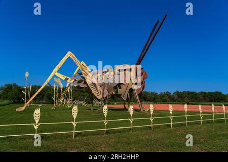 Grashüpfer in der Feldskulptur am Enchanted Highway in North Dakota Stockfoto