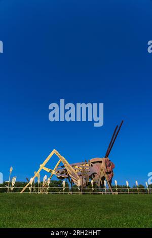 Grashüpfer in der Feldskulptur am Enchanted Highway in North Dakota Stockfoto