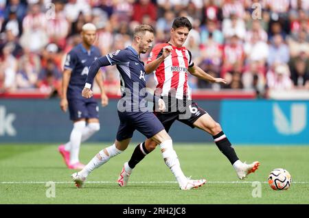 James Maddison von Tottenham Hotspur und Christian Norgaard von Brentford kämpfen während des Premier League-Spiels im GTECH Community Stadium in London um den Ball. Foto: Sonntag, 13. August 2023. Stockfoto