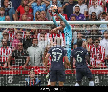 Guglielmo Vicario Tottenham Hotspur sammelt den Ball unter dem Druck von Christian Nørgaard aus Brentford während des Premier League-Spiels Brentford gegen Tottenham Hotspur im Brentford Community Stadium, London, Großbritannien, 13. August 2023 (Foto von Mark Cosgrove/News Images) Stockfoto