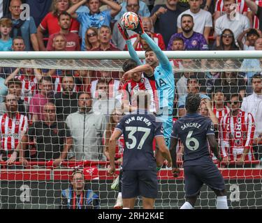 London, Großbritannien. 13. Aug. 2023. Guglielmo Vicario Tottenham Hotspur sammelt den Ball unter dem Druck von Christian Nørgaard aus Brentford während des Premier League-Spiels Brentford gegen Tottenham Hotspur im Brentford Community Stadium, London, Großbritannien, am 13. August 2023 (Foto von Mark Cosgrove/News Images) in London, Großbritannien, am 8./13. August 2023. (Foto: Mark Cosgrove/News Images/Sipa USA) Guthaben: SIPA USA/Alamy Live News Stockfoto