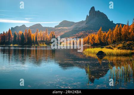 Einer der berühmtesten und malerischsten Bergseen in den Dolomiten im Herbst, See Federa, Italien, Europa Stockfoto