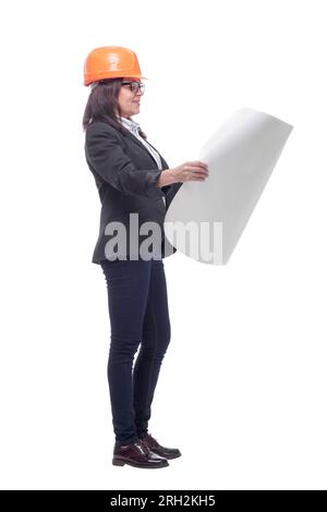 Eine Geschäftsfrau, die Blaupausen isoliert auf weißem Hintergrund hält und orangefarbenen Schutzhelm trägt Stockfoto