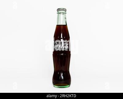 Mexikanisches Coca Cola mit dem originellen Sabber-Geschmack. Das Koksgetränk befindet sich in einer transparenten Glasflasche, die in Südamerika verkauft wird. Stockfoto