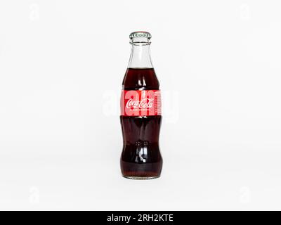 Mexikanische Colaflasche mit dem originellen Sabor-Geschmack. Das Coca-Cola-Getränk befindet sich in einer kleinen Glasflasche mit rotem Etikett und wird in Südamerika verkauft. Stockfoto