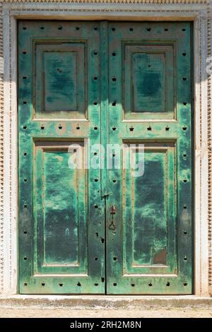 Tür des Romulustempels (Basilika Santi Cosma e Damiano) auf dem Forum Romanum, Rom, Italien. Alte Bronzetür aus der Nähe, mittelalterliche italienische Kunst. Vertica Stockfoto