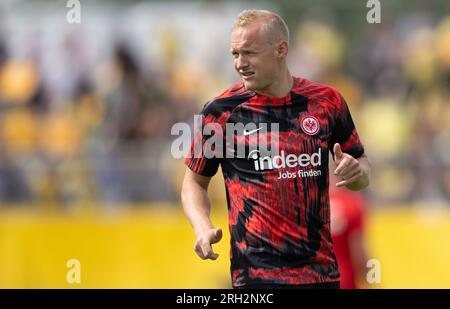 Leipzig, Deutschland. 13. Aug. 2023. Fußball: DFB Cup, Lok Leipzig - Eintracht Frankfurt, 1. Runde, Bruno Plache Stadion. Frankfurts Sebastian Rode wärmt sich auf. Kredit: Hendrik Schmidt/dpa - WICHTIGER HINWEIS: gemäß den Anforderungen der DFL Deutsche Fußball Liga und des DFB Deutscher Fußball-Bund ist es verboten, im Stadion aufgenommene Fotos und/oder das Spiel in Form von Sequenzbildern und/oder videoähnlichen Fotoserien zu verwenden oder verwenden zu lassen./dpa/Alamy Live News Stockfoto