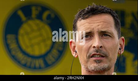 Leipzig, Deutschland. 13. Aug. 2023. Fußball: DFB Cup, Lok Leipzig - Eintracht Frankfurt, 1. Runde, Bruno Plache Stadion. Der Frankfurter Trainer Dino Toppmöller ist im Stadion. Kredit: Hendrik Schmidt/dpa - WICHTIGER HINWEIS: gemäß den Anforderungen der DFL Deutsche Fußball Liga und des DFB Deutscher Fußball-Bund ist es verboten, im Stadion aufgenommene Fotos und/oder das Spiel in Form von Sequenzbildern und/oder videoähnlichen Fotoserien zu verwenden oder verwenden zu lassen./dpa/Alamy Live News Stockfoto