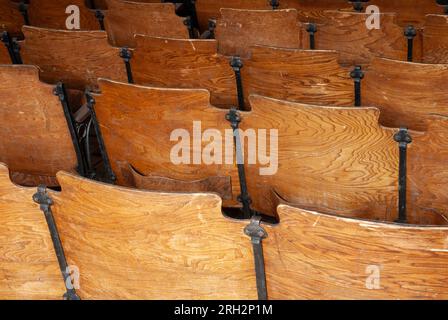 Altes Holz und schmiedeeiserne Bänke in der methodistischen Kirche. Bannack Ghost Town, Bannack State Park, Montana, USA Stockfoto