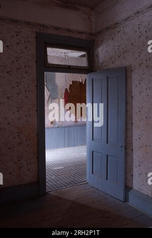 Das verfallene Innere des Roe/Graves House, einer der größeren Residenzen, die noch immer in der Geisterstadt Bannack stehen. Bannack State Park, Montana, USA Stockfoto