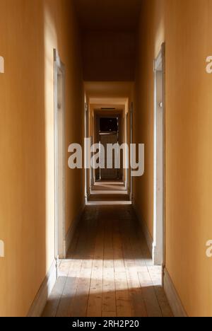 Ein Flur im zweiten Stock des historischen Meade Hotel, Bannack Geisterstadt, Bannack State Park, Beaverhead County, Montana, USA Stockfoto