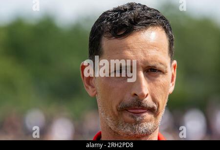 Leipzig, Deutschland. 13. Aug. 2023. Fußball: DFB Cup, Lok Leipzig - Eintracht Frankfurt, 1. Runde, Bruno Plache Stadion. Der Frankfurter Trainer Dino Toppmöller ist im Stadion. Kredit: Hendrik Schmidt/dpa - WICHTIGER HINWEIS: gemäß den Anforderungen der DFL Deutsche Fußball Liga und des DFB Deutscher Fußball-Bund ist es verboten, im Stadion aufgenommene Fotos und/oder das Spiel in Form von Sequenzbildern und/oder videoähnlichen Fotoserien zu verwenden oder verwenden zu lassen./dpa/Alamy Live News Stockfoto