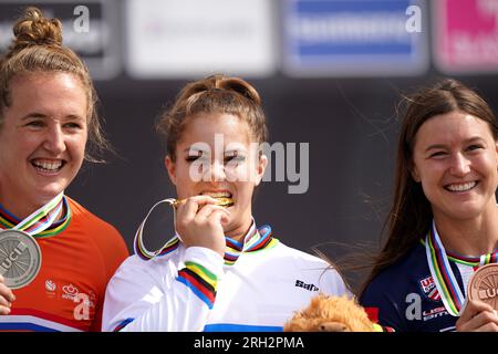 Die britische Bethany Shriever (Zentrum) mit ihrer Goldmedaille, nachdem sie das Finale der Frauen U23 gewonnen hatte, platzierte an zweiter Stelle die Laura Smulders (links) der Niederlande mit ihrer Silbermedaille und an dritter Stelle die US-Alise Willoughby mit ihrer Bronzemedaille am 11. Tag der UCI Cycling World Championships 2023 in Glasgow BMX Centre, Glasgow. Foto: Sonntag, 13. August 2023. Stockfoto