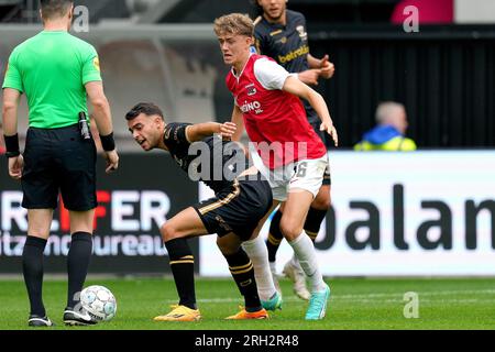 ALKMAAR - (lr) Enric Llansana von Go ahead Eagles, Sven Mijnans von AZ Alkmaar während des niederländischen Premier League-Spiels zwischen AZ Alkmaar und Go ahead Eagles im AFAS-Stadion am 13. August 2023 in Alkmaar, Niederlande. ANP ED VAN DE POL Stockfoto