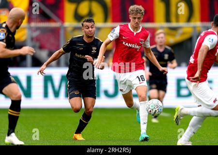 ALKMAAR - (lr) Enric Llansana von Go ahead Eagles, Sven Mijnans von AZ Alkmaar während des niederländischen Premier League-Spiels zwischen AZ Alkmaar und Go ahead Eagles im AFAS-Stadion am 13. August 2023 in Alkmaar, Niederlande. ANP ED VAN DE POL Stockfoto