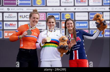 Die britische Bethany Shriever (Mitte) mit ihrer Goldmedaille, nachdem sie das Elite-Finale der Frauen gewonnen hat, setzt neben der zweitbesten Laura Smulders (links) der Niederlande mit ihrer Silbermedaille und der dritten US-amerikanischen Alise Willoughby mit ihrer Bronzemedaille am 11. Tag der UCI Cycling World Championships 2023 in Glasgow BMX Centre, Glasgow. Foto: Sonntag, 13. August 2023. Stockfoto