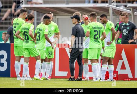 Berlin, Deutschland. 13. Aug. 2023. Fußball: DFB Cup, TuS Makkabi - VfL Wolfsburg, 1. Runde, Mommsenstadion. Trainer Niko Kovac (5. m von links) von VfL Wolfsburg spricht mit seinen Spielern. Kredit: Andreas Gora/dpa - WICHTIGER HINWEIS: gemäß den Anforderungen der DFL Deutsche Fußball Liga und des DFB Deutscher Fußball-Bund ist es verboten, im Stadion aufgenommene Fotos und/oder das Spiel in Form von Sequenzbildern und/oder videoähnlichen Fotoserien zu verwenden oder verwenden zu lassen./dpa/Alamy Live News Stockfoto