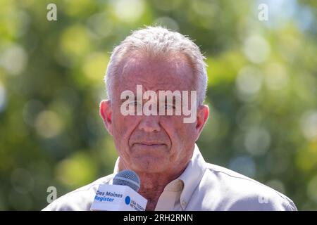 Des Moines, Iowa/USA - 12. August 2023: Autor und demokratischer Präsidentschaftskandidat Robert F. Kennedy Jr. begrüßt Anhänger auf der Iowa State Fair in des Moines, Iowa. Stockfoto